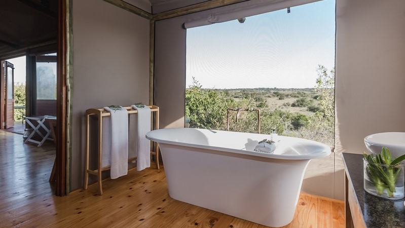 Hlosi Game Lodge Luxury Safari Tent (1) Hlosi Game Lodge Luxury Safari Tent (1)